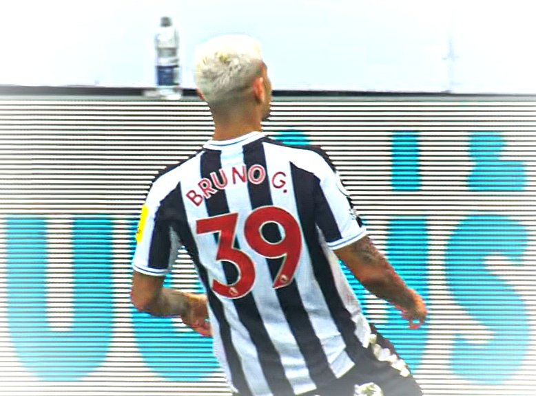 InfoSkor's tweet photo. 🚨 BRUNO GUIMARAES DAN NOMOR 39!

Bruno Guimaraes telah resmi bergabung dengan Arsenal dari Newcastle United dengan mahar £75jt. Ia akan bersama Arsenal selama 4 tahun sampai 2030 dan akan mengenakan nomor punggung 39.

Ada alasan tersendiri kenapa Bruno tidak memilih nomor punggung populer sebagai salah satu gelandang terbaik di EPL.
Ternyata  ia memilih nomor 39 sebagai bentuk penghormatan kepada Ayahnya, Dick Guimaraes.

Nomor 39 adalah nomor taksi yang digunakan ayahnya ketika masih bekerja di Rio de Janeiro.

Sang Ayah pertama kali menyarankan Bruno memakai nomor 39 saat berada di klub Atletico Paranaense, meski sebenarnya pilihan pribadinya ingin mengenakan nomor 97.

Menurut Sang Ayah, Taksi nomor 39 itu sudah memberikan segalanya kepada keluarganya, dan itu adalah nomor keberuntungan karena dari taksi nomor tersebut Guimaraes bisa seperti sekarang.

Salut!!