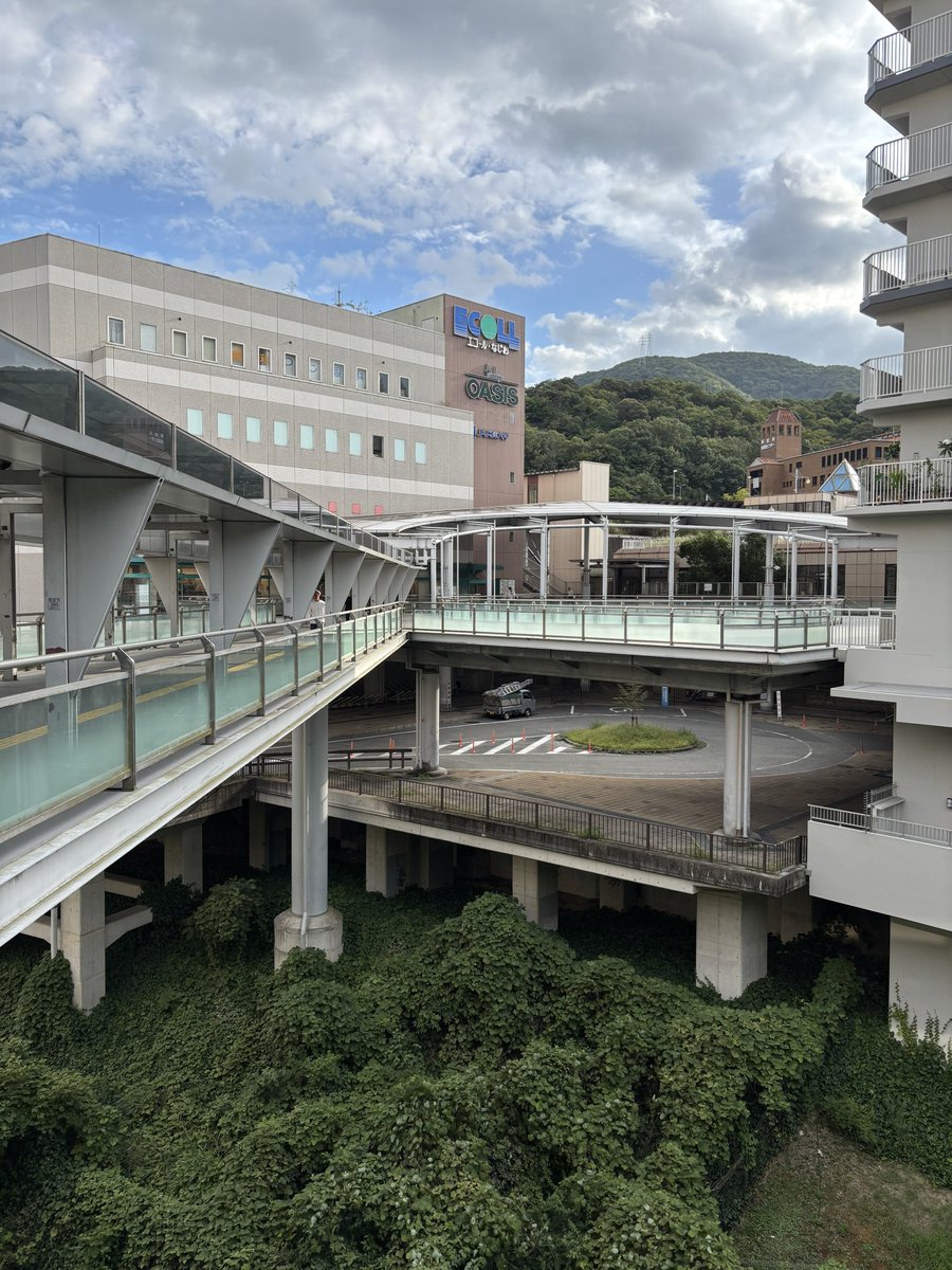 abettitube's tweet photo. 噂に聞いていた西宮名塩へ。
谷底にトンネルに挟まれた駅があり、その上にニュータウンがあるという訳のわからない構造。圧倒的土木力。
駅からは斜行エレベーターで上の方まで行ける。歩車分離がしっかりしており後期ニュータウンはこうなのかと勉強になる。
景色も綺麗だった https://t.co/3hKV3KaZya