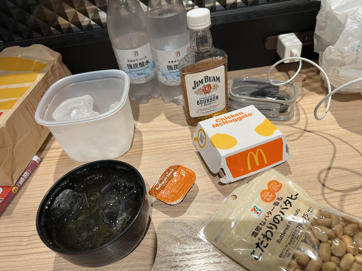 GAZZYw's tweet photo. 2軒目
＼(^o^)／

酒ツマミ持参で２時間250えん

充電も出来る

さっきの店パスタもヤバい

オススメはパスタにお代わり自由の生ハムでトッピング https://t.co/PD7Q1ocwu9