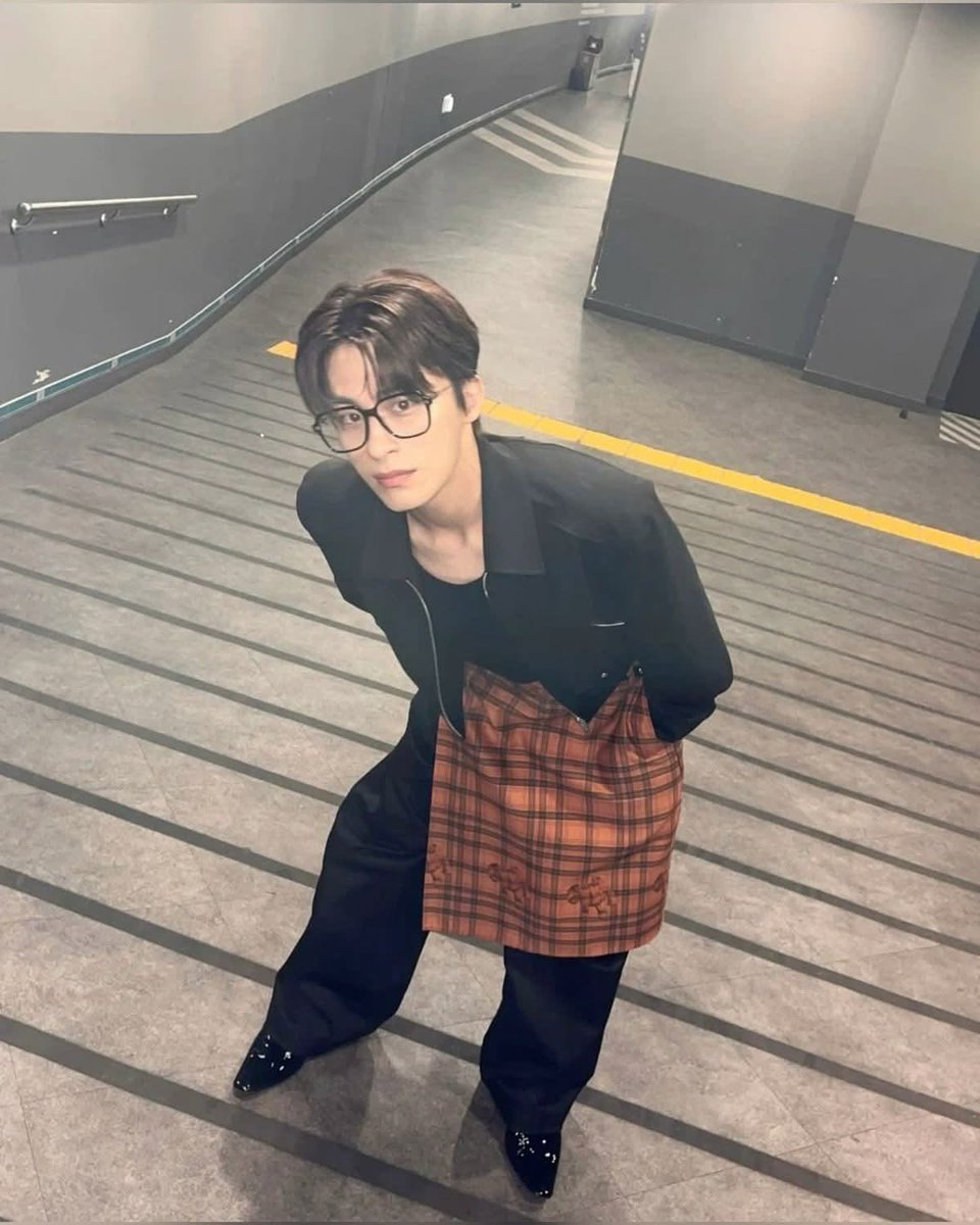 Kkyo_x's tweet photo. 이사진구라가아니라진짜
이십대아이돌같음.......
40대로안보여ㅈㅉ로
이십대라해도믿을거같아 https://t.co/gkoyACkjGH