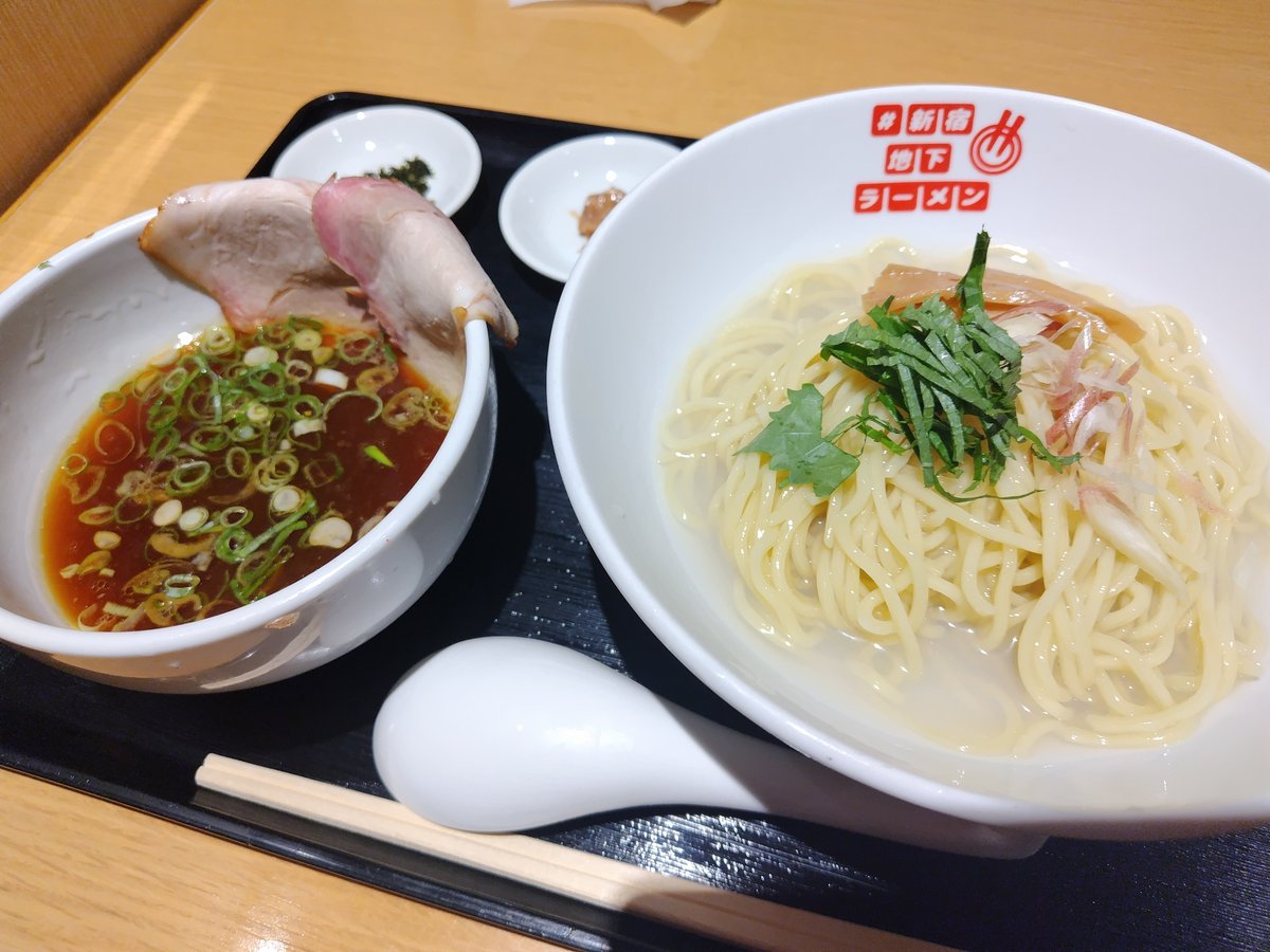 john_gy's tweet photo. 和渦＠新宿地下ラーメンにて、しじみ昆布水つけ麺（醤油）。しじみ昆布水は塩気は控え目ながらじわりと旨味と香りをキュッと締まった麺に纏わせ、更に薬味と梅ペーストの香りと塩気を絡めるとサッパリとして堪らず、つけ汁に潜らすと、醤油の芳醇な香りや鶏のふくよかな旨味も合わさり、美味しい😋 https://t.co/jR7Fo4EMsi