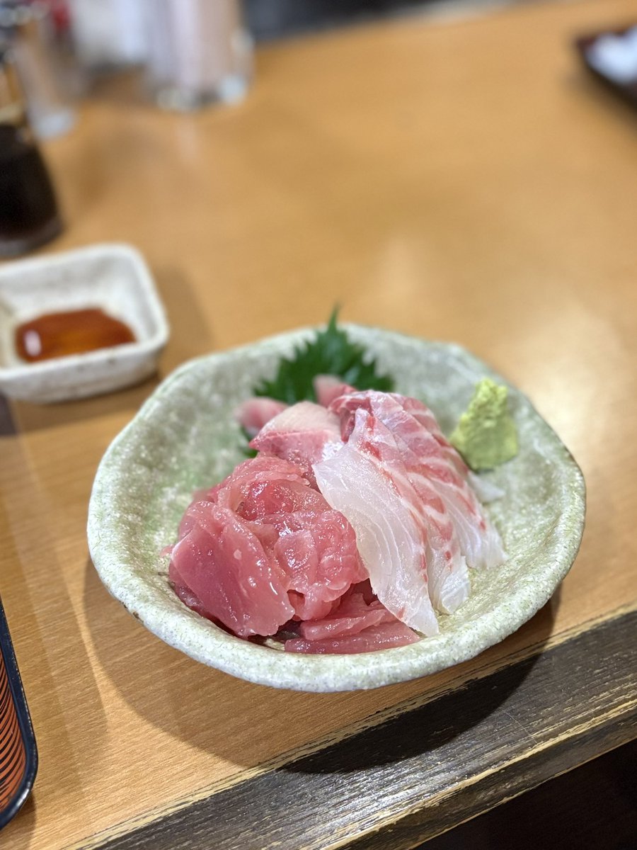 biwakochan's tweet photo. 山屋の定番メニュー、刺身盛り合わせと銀だら！
そして日本酒は壱醸の雷から🤩 https://t.co/KywIsocJaT