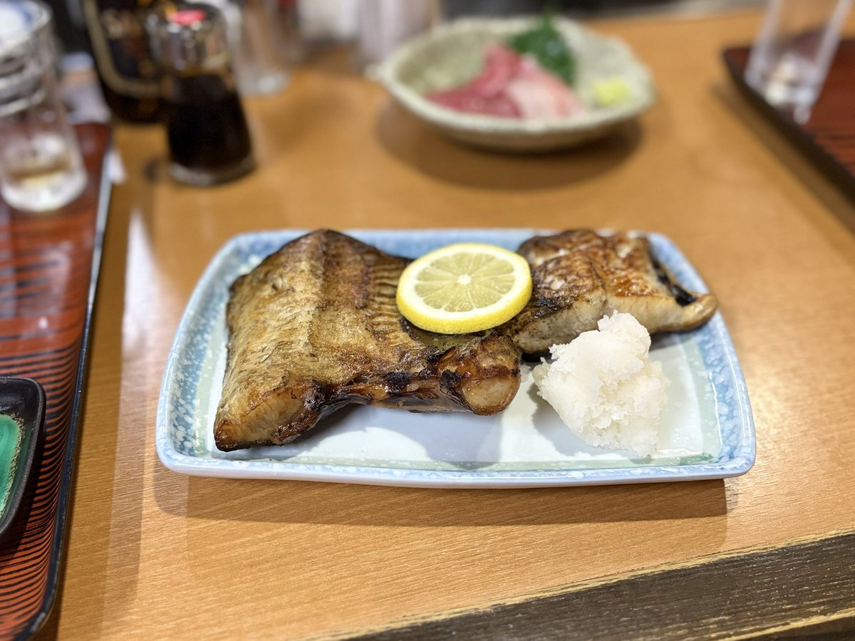biwakochan's tweet photo. 山屋の定番メニュー、刺身盛り合わせと銀だら！
そして日本酒は壱醸の雷から🤩 https://t.co/KywIsocJaT