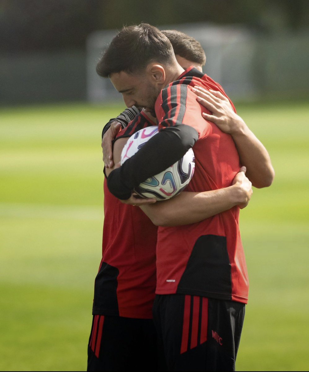 UnitedReportHQ's tweet photo. 📸 Bruno Fernandes &amp; Shea Lacey 🫂❤️

Captain and future star. 🌟🔴 #mufc https://t.co/0s456yAeQ8