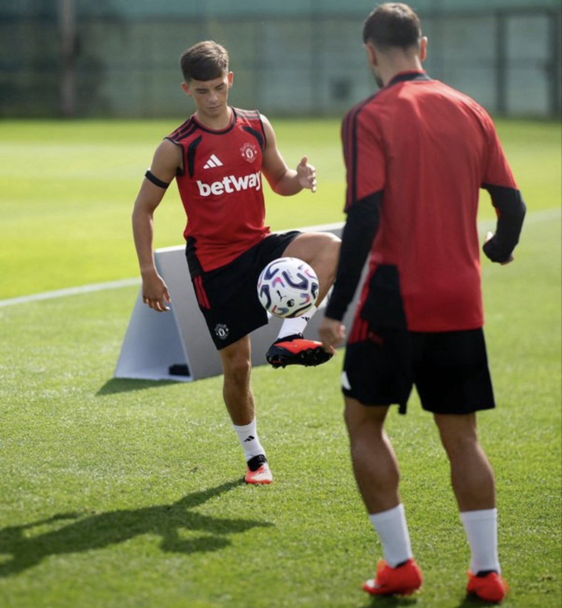 UnitedReportHQ's tweet photo. 📸 Bruno Fernandes &amp; Shea Lacey 🫂❤️

Captain and future star. 🌟🔴 #mufc https://t.co/0s456yAeQ8