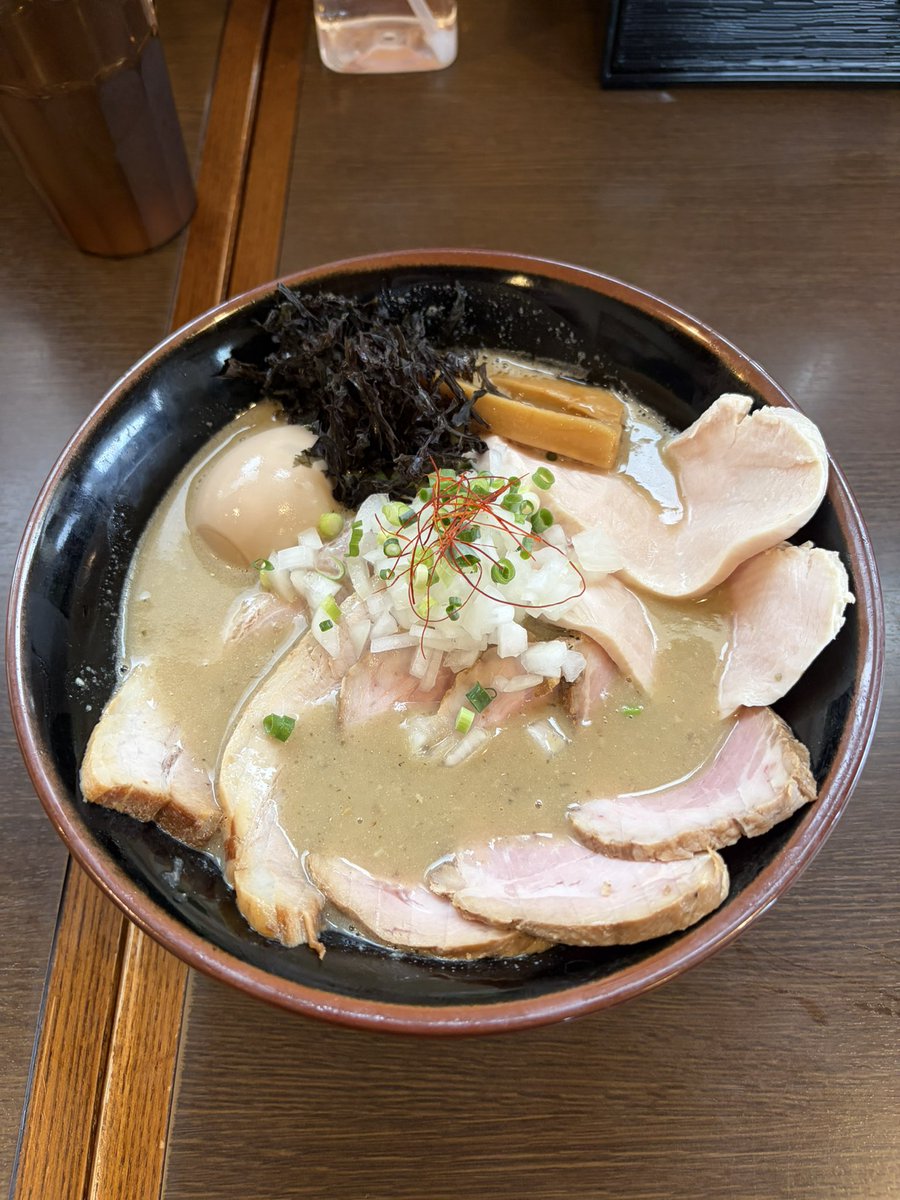 ramen3150love's tweet photo. 今日のランチ　其の弐
つけ麺弥七　館林市
・極上団地妻煮干しパイパンラーメン

煮干し好きには堪らない
ビター全開濃厚スープ🐟
3種類のチャーシューも
絶妙な火入りでジューシー🤤
パツパツの特注麺も最高

今日も最高の一杯に完全優勝🏆

いつもご厚意ありがとうございます
師匠ご馳走様でした🙇‍♂️ https://t.co/lDcbG9tGYV