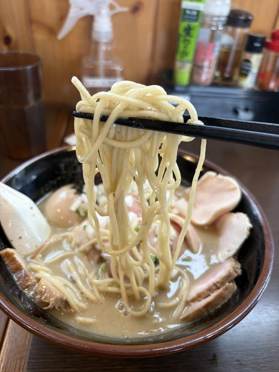ramen3150love's tweet photo. 今日のランチ　其の弐
つけ麺弥七　館林市
・極上団地妻煮干しパイパンラーメン

煮干し好きには堪らない
ビター全開濃厚スープ🐟
3種類のチャーシューも
絶妙な火入りでジューシー🤤
パツパツの特注麺も最高

今日も最高の一杯に完全優勝🏆

いつもご厚意ありがとうございます
師匠ご馳走様でした🙇‍♂️ https://t.co/lDcbG9tGYV