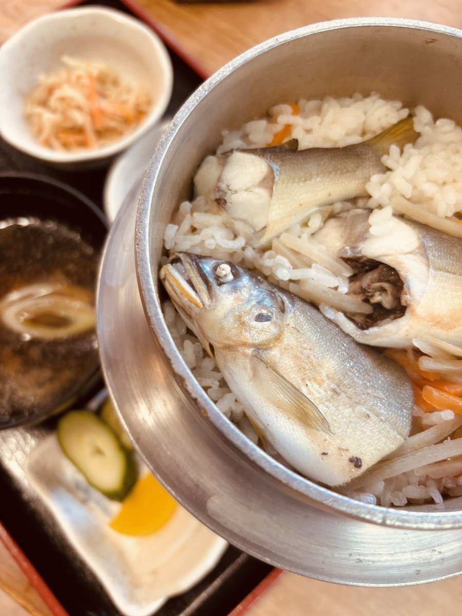teckyuichigo's tweet photo. 吉野の山奥にある山鳩湯さんに日帰りで行って来ました☺️
最初に入り口で鴨や山菜、あまごなどの各種釜飯を注文して（今回は鮎）おくと出てくる時間に合わせて提供して貰えます。温泉も緩めですごく良いお湯でした。 https://t.co/yMvUrMd1q2