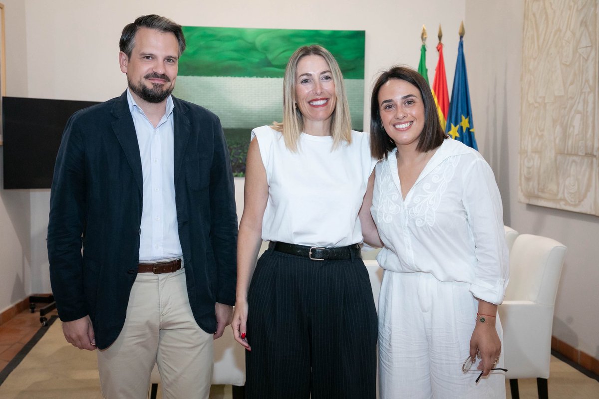 MGuardiolaM's tweet photo. Siempre es un orgullo ver cómo el talento extremeño llega tan lejos. Hoy he tenido la oportunidad de charlar con Elena Díaz Galán, Relatora Especial de Naciones Unidas sobre la Extrema Pobreza y los Derechos Humanos.

Una responsabilidad de enorme importancia que afronta desde el compromiso y la vocación de trabajar por los derechos humanos. Le deseo mucho acierto en su labor.