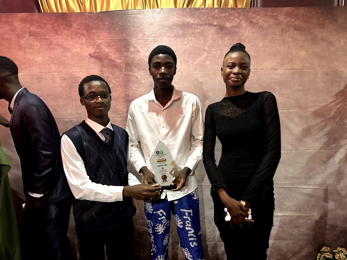 Francis_TheMath's tweet photo. Two award of the same category —one person 🎊🥳.

I'm privileged to be receiving another Scholar Of The Year award the second time but, this time its from @Naphss_unilorin

 It can only be God 

Congratulations to myself💃🎊 Thank you president @Zeez_Ace. 
#stem #growth https://t.co/mi4TEFS8rN