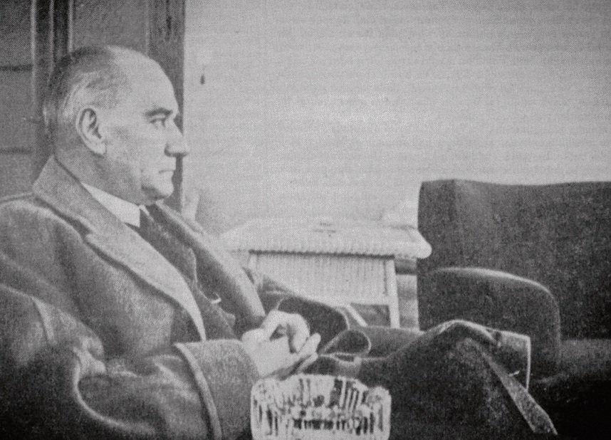 onur_1283's tweet photo. "Gece hiç uyuyamadım... Acaba bu vaziyet bizim için ne gi­bi ihtimaller doğurabilir diye düşündüm durdum. Uykum kaçtı. Her neyse... Yaşarsak önümüze çıkacak güçlükleri, bağlandığımız prensipler çerçevesinde yenmeye çalışırız ve yeneriz." (Atatürk,1934) https://t.co/dejtlxJeG1