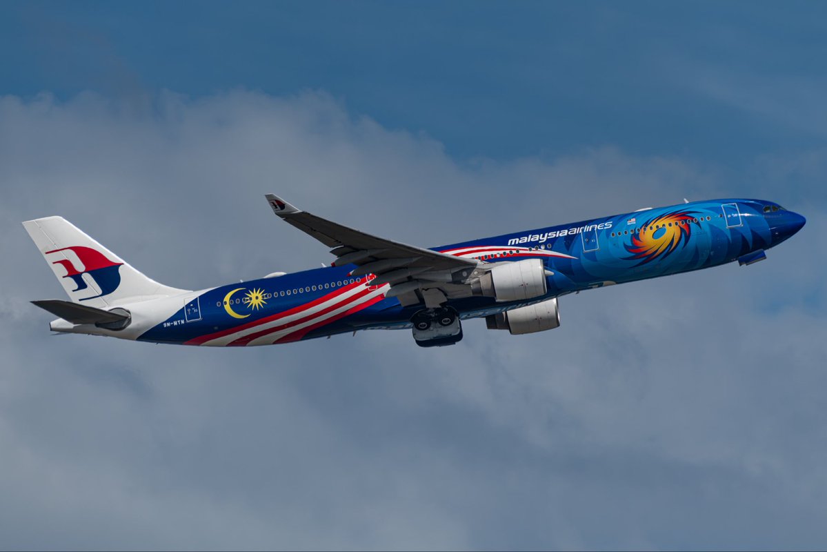 J_Freight_Diary's tweet photo. マレーシア航空とインドのプロクリケットチーム　ムンバイインディアンズの提携を記念した特別塗装

9M-MTM
2026.8.11 KIX/RJBB https://t.co/2eOAsexx6u
