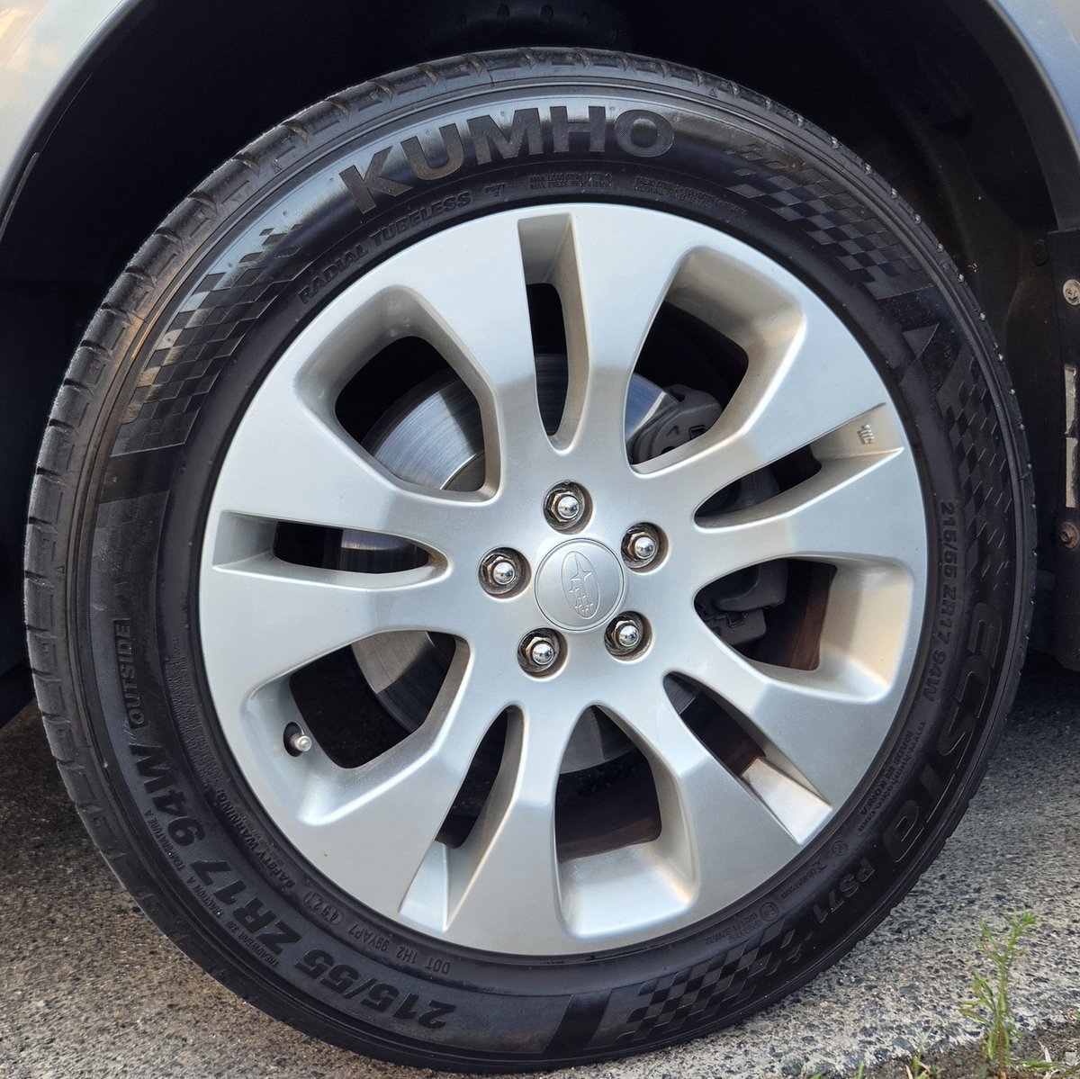 zyougan's tweet photo. 洗車機空いてたのでレガシィお洗車
家帰ってきてブリヂストンタイヤワックスでギラギラのクムホ https://t.co/JnpM6zOi33