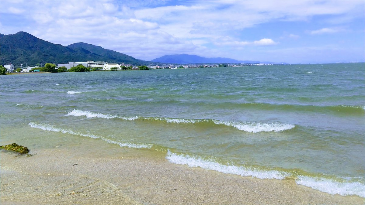 tanbaba44do's tweet photo. びわ湖大津、柳ヶ崎水泳場跡②の①、2～3人しかいない、左上白洲の先に行く両手広げて風を受けると心地よい、左下ここに来ないと比良山系は見えない、右上今日は湖は風で白波立つ、右下14時過ぎようやくヨットが出て来た、🎶今はまだ夏だれもいない湖、 https://t.co/Vn5Cpmjadv