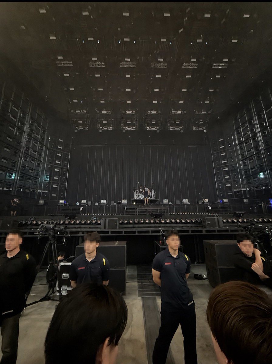 Rei38460261's tweet photo. ワンオク セキュリティの方達 入場！

DETOX JAPAN TOUR FINAL '26
初日 始めます🔥 https://t.co/to0doRMAoH