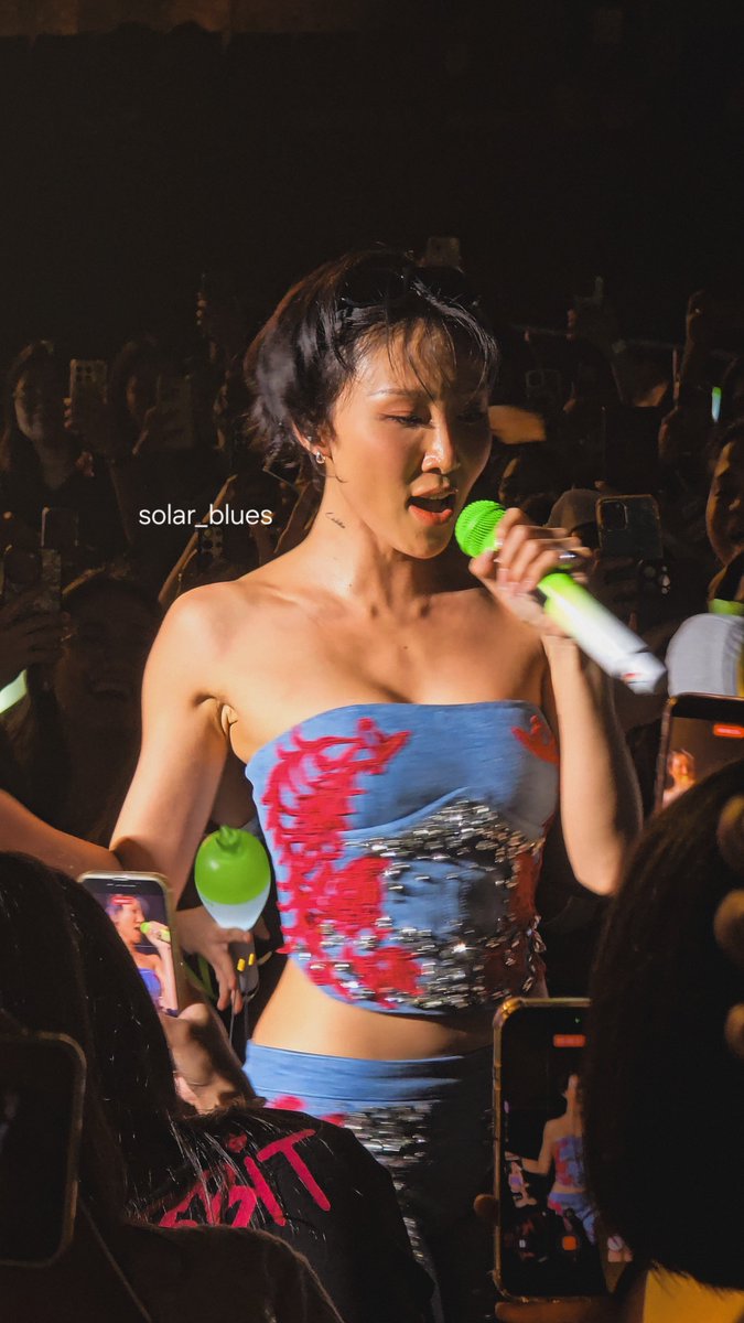 solar_blues's tweet photo. like....WDYM I TOOK THESE PHOTOS OF HWASA 😭😭😭😭

#MAMAMOOinPH #4WARDinMNL https://t.co/QVZJQilaMj