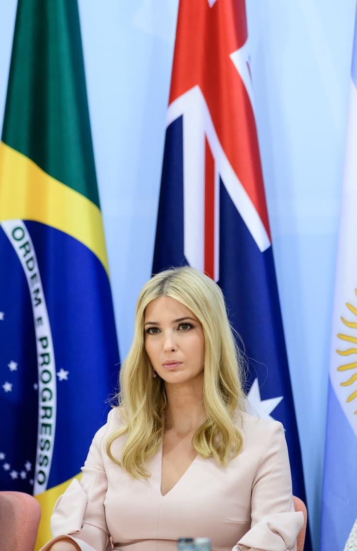Ivankatrum001's tweet photo. 🇺🇸 Anna Paulina says: “If you’re not an American, you should NOT be allowed to vote in our elections.”

Do you agree with her?

🟢 YES
🔴 NO
@IvankaTrumpUSRV https://t.co/zGYV2R2sTf