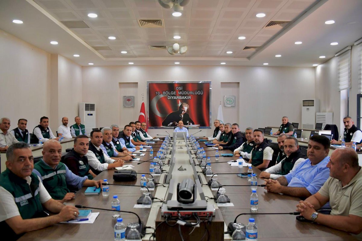 mehmetakifbalta's tweet photo. Tarihiyle, kültürüyle ve bereketli topraklarıyla medeniyetimizin kadim şehirlerinden Diyarbakır’dayız.

Bölge Müdürlüğümüzü ziyaret ederek gerçekleştirdiğimiz toplantıda; görev sahamızda tamamlanan, devam eden ve planlanan yatırımlarımızı kapsamlı şekilde değerlendirdik.

Diyarbakır’ın yarınlarına değer katacak, toprağı suyla ve üretimi bereketle buluşturacak yatırımlarımızı kararlıl��kla sürdüreceğiz.

💧🌾