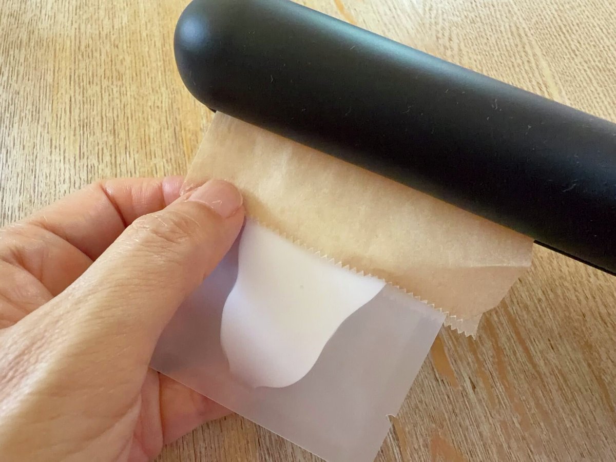 ORANGEPAGE_mag's tweet photo. 旅行荷物が激減！ダイソー『トラベル用パウチ容器』
化粧品を1回ずつ小分けにできる神品👏

1️⃣ 手持ちの化粧水や乳液を直接注げる（入れやすい）
2️⃣ ヘアアイロンで5秒挟むだけで密閉可能
3️⃣ 1回使い切りで衛生的＆ゴミも最小限

20枚入りだからコスパも良い～✨
夏休みのパッキング用に絶対買いです！ https://t.co/6fZBV0EIP2