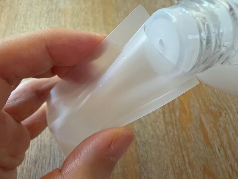 ORANGEPAGE_mag's tweet photo. 旅行荷物が激減！ダイソー『トラベル用パウチ容器』
化粧品を1回ずつ小分けにできる神品👏

1️⃣ 手持ちの化粧水や乳液を直接注げる（入れやすい）
2️⃣ ヘアアイロンで5秒挟むだけで密閉可能
3️⃣ 1回使い切りで衛生的＆ゴミも最小限

20枚入りだからコスパも良い～✨
夏休みのパッキング用に絶対買いです！ https://t.co/6fZBV0EIP2