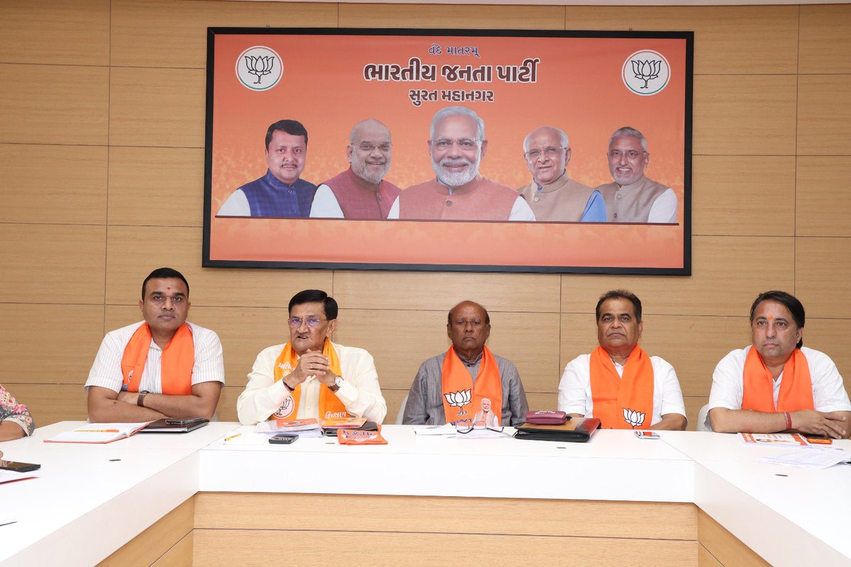 KarshanBjp's tweet photo. આજરોજ ભારતીય જનતા પાર્ટી સુરત મહાનગર ખાતે “જીલ્લા સ્તર પ્રશિક્ષણ”વર્ગની વ્યવસ્થા અને સુચારુ આયોજન અંગે મહત્વપૂર્ણ બેઠક યોજાઈ…જેમાં સુરત શહેર ભાજપ પ્રમુખશ્રી પરેશભાઈ પટેલ તથા પ્રદેશ પ્રશિક્ષણ ટીમના સભ્યશ્રી રાજેશ દેસાઈ અને વર્ગના વાલીશ્રી બળવંતસિંહ ગોહિલની પ્રેરક ઉપસ્થિતિમાં માર્ગદર્શન પ્રાપ્ત થયું..@BJP4Gujarat
