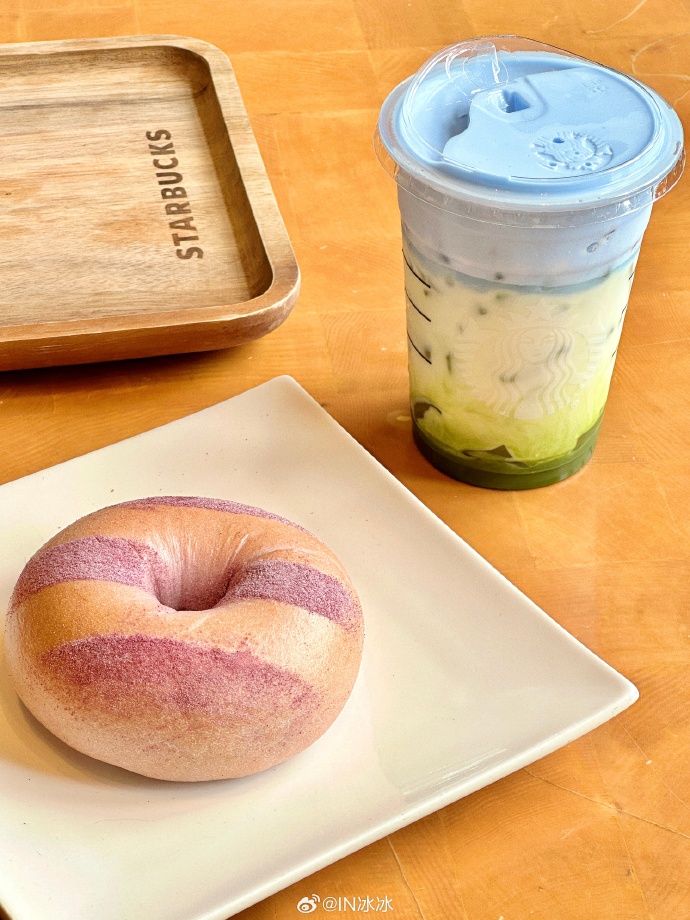 Hub2Seddof's tweet photo. Homemade iced matcha latte in 2 mins! Whisk matcha + hot water, add ice + oat milk, sip the cozy, earthy goodness  #EasyRecipes， https://t.co/HiNAUu3B5P