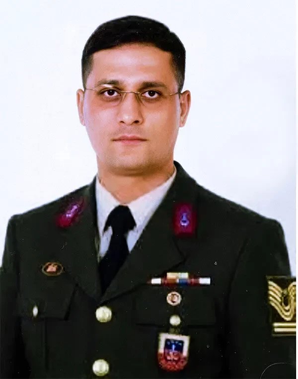 direnTurkk's tweet photo. PKKlı kalleşlerin hain saldırısı sonucunda şehit olan Eren Bülbül'ü ve onu korumak için kendini siper edip şehit olan kahraman Jandarma Astsubay Kıdemli Başçavuş Ferhat Gedik'i rahmet ve minnetle anıyoruz. 

Biz pkk terörünü affetmedik, affetmeyeceğiz! https://t.co/c3nP3HuWkm