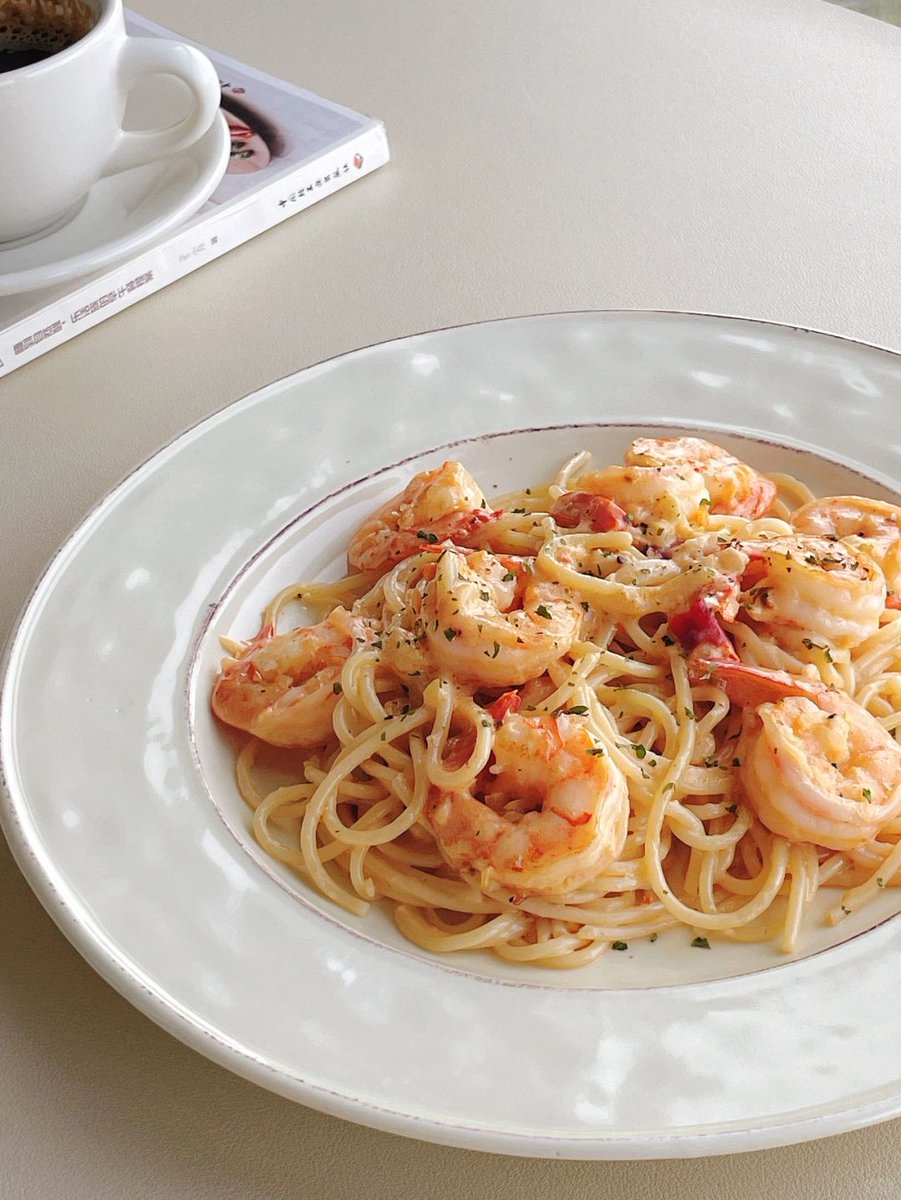 Guispee119847's tweet photo. Just whipped up garlic butter shrimp pasta in 15 mins  Fresh herbs + a squeeze of lemon make it such a cozy weeknight win!， https://t.co/ewf1RQPeSt