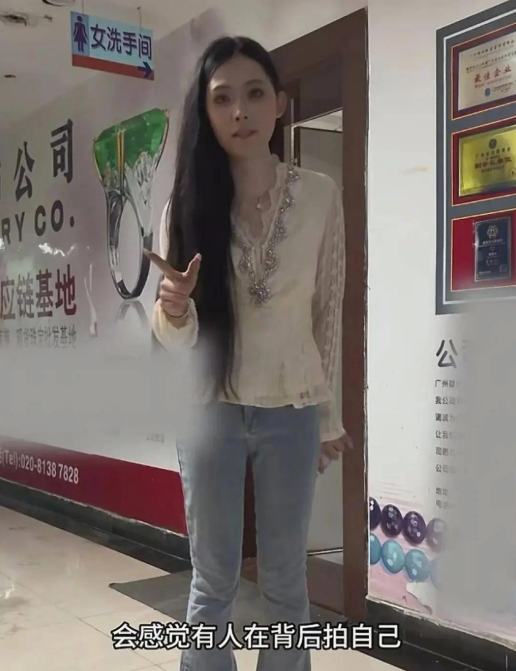 sexla's tweet photo. 有人说是玄学，有人说是封建迷信
不过最近我看到两起网红死亡案例
那个贵州老表就不说了
最近这个百万粉丝姜小柔
年仅 24 岁，因车祸去世
他的视频都是关于“拒绝封建迷信”，挑战灵异事件。
比如砸烂一个神像，哪儿听说有鬼就去哪儿
其实表面是反迷信，视频却高度依赖迷信人群
利用人们猎奇心理博流量赚钱
最后却年纪轻轻的出车祸死亡
有些东西你可以不信，但还是尽量远离吧
子不语怪力乱神是对的