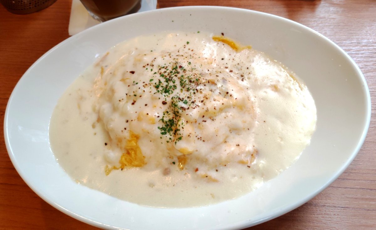 _wan2oh111's tweet photo. 秋葉原店。
サイドポニーっぽい髪型の あいりさんが作ってくれたホワイトオムライス。おいち😋 https://t.co/AgO4STCX0q