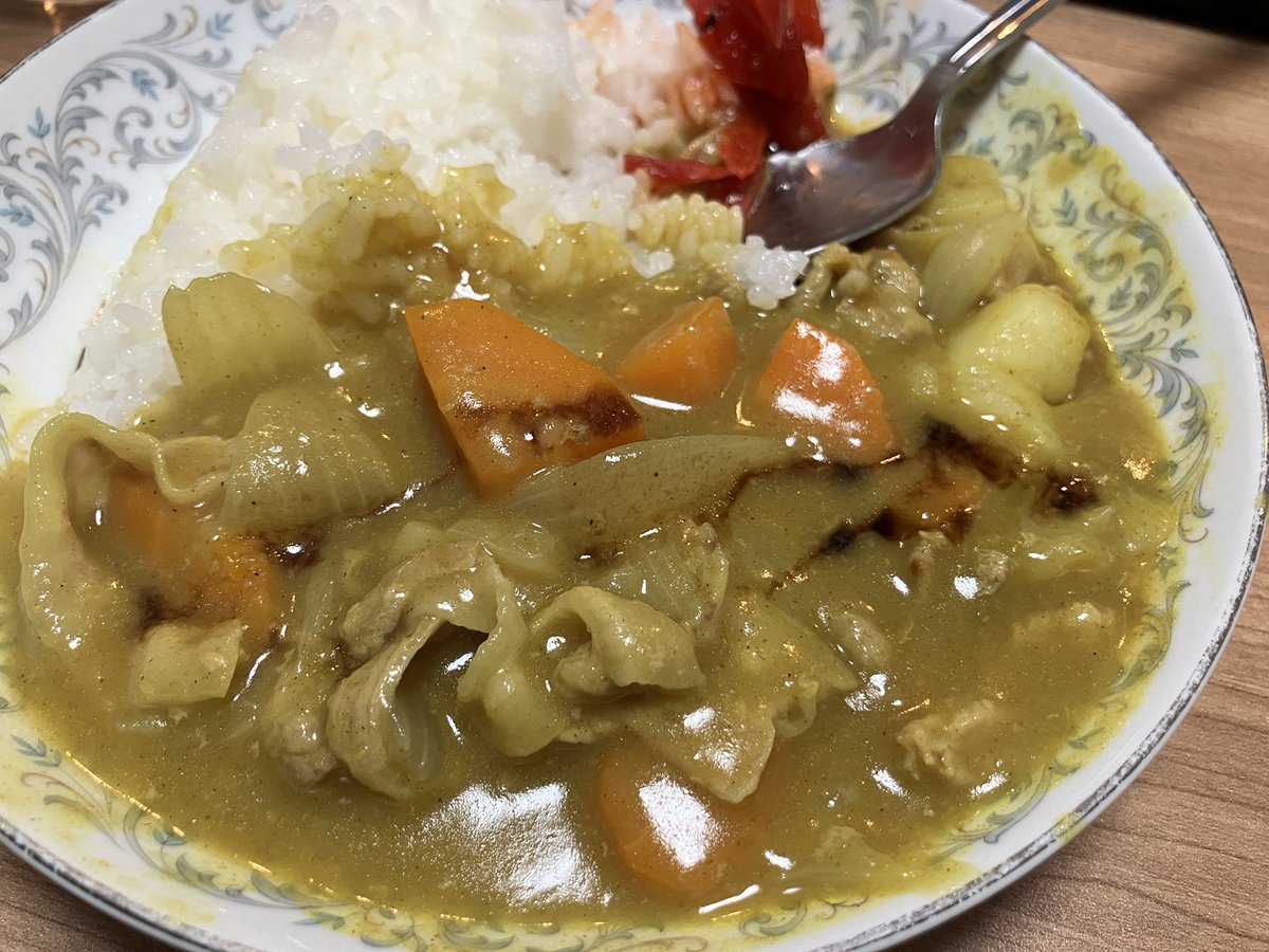 SSRFM's tweet photo. 黄色いカレー
昔の観光地やサービスエリア、レストランなんかで出てきた黄色いカレー
前から食べたいと思っていたが何処にもなくやむを得ず自炊
スプーンをコップに入れ
真っ赤な福神漬けも添えて
お代わりはソースをかけて食べました

美味しくできました、非常に満足です https://t.co/GRur6VRbo1