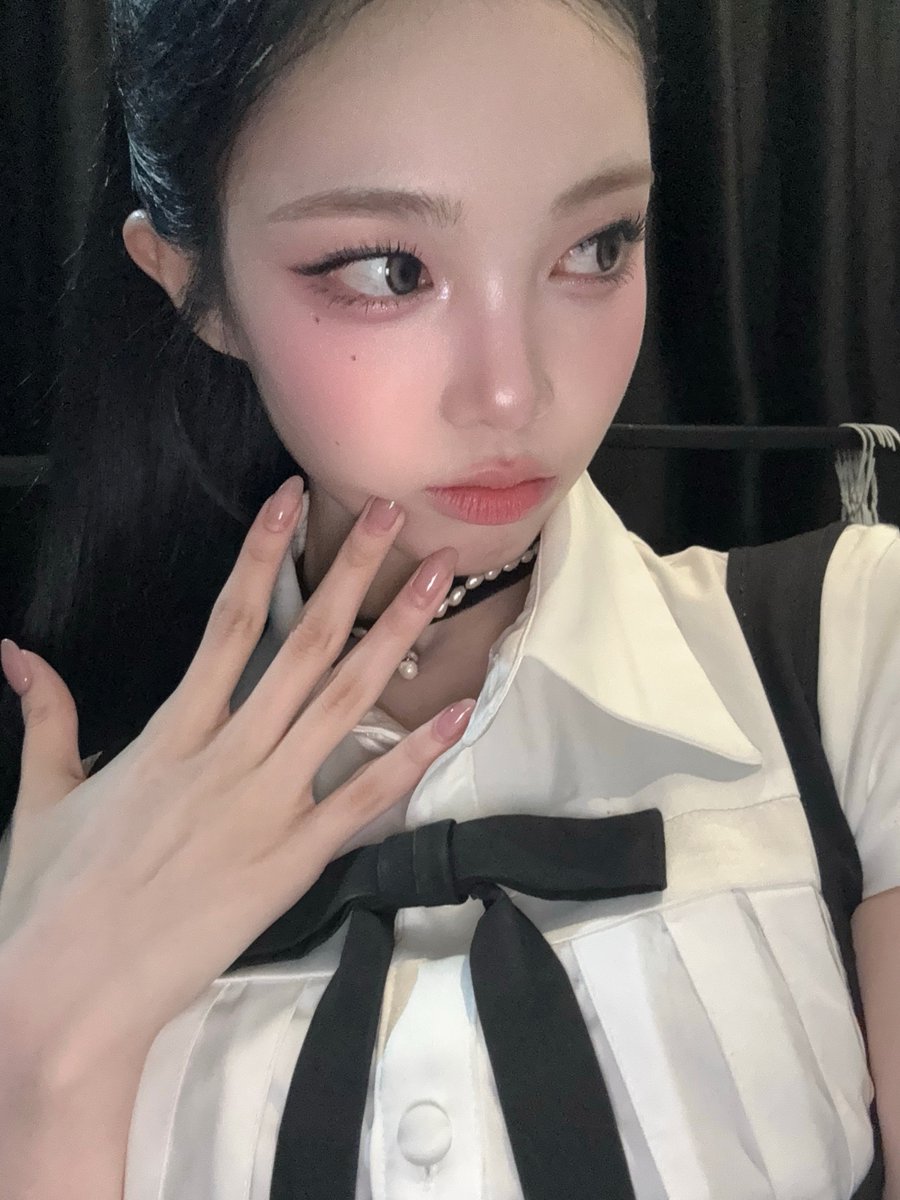 H2ioS2's tweet photo. 뾰족고양이 마지막처럼 포니테일 셀카 아아......🩷🖤 https://t.co/ZVCf395O0g