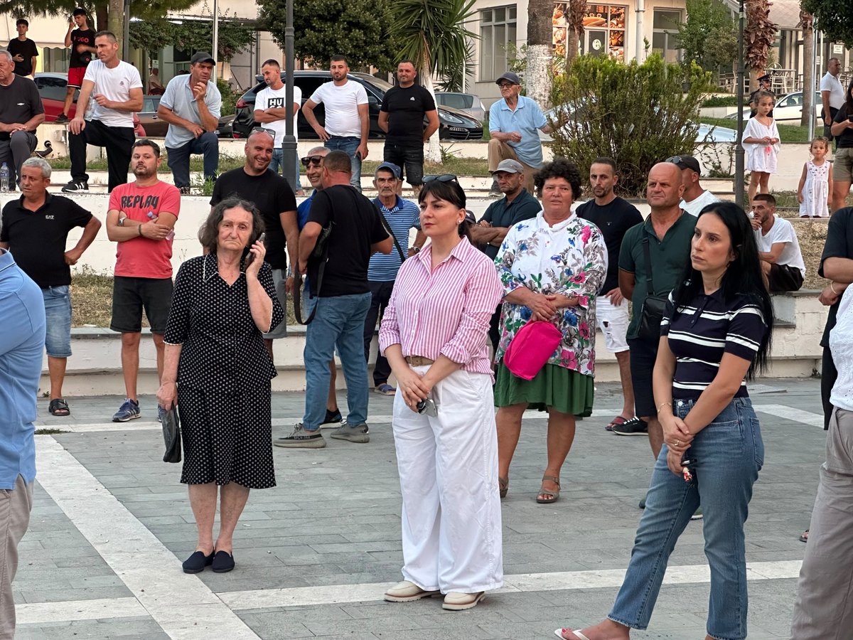 nikedhi95's tweet photo. Në krah të banorëve të Orikumit dhe në mbështetje të plotë të kërkesës së tyre të drejtë për të qenë bashki më vete.

Orikumi, Dukati, Radhima,Tragjasi kanë identitetin, territorin, ekonominë dhe potencialin për të administruar vetë të ardhmen e tyre. Nuk ka asnjë arsye që komunitete me këto karakteristika të trajtohen si periferi administrative e Vlorës dhe vendimmarrja për ta të bëhet larg qytetarëve. Taksat që ata paguajnë duhet t'i administrojnë vetë dhe t'u kthehen në investime e sherbime.

Rikthimi i Bashkisë Orikum, krijimi i Bashkive Amantia dhe Novoselë, si dhe ruajtja e Selenicës bashki, janë kërkesa të banorëve të këtyre komuniteteve dhe propozime të Partisë Demokratike nga të cilat nuk lëkundemi.

Ne do e çojmë deri në fund betejën për një reformë e cila bën decentralizim real kompetencash e financiar, që afron pushtetin me qytetarin, që rrit përgjegjshmërinë e llogaridhënien, që respekton identitetin e komuniteteve dhe u jep atyre mundësinë të vendosin për zhvillimin e tyre.

Orikumi bashki. Selenica bashki. Amantia dhe Novosela bashki. Zëri i komuniteteve nuk mund të fshihet me një vijë në hartë për qëllime elektorale.