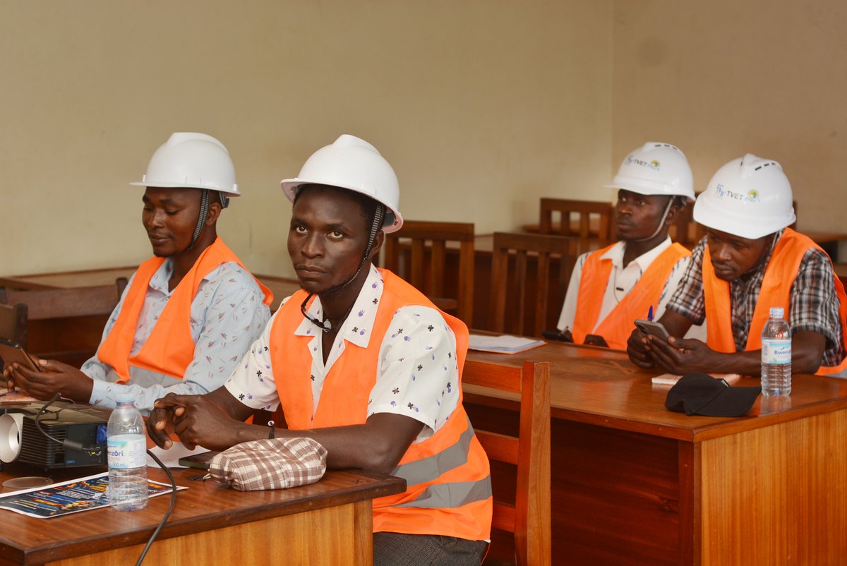 KCDI_official's tweet photo. CEJV Sets the Standard in Lifting &amp; Rigging!

Every participant scored 88%+ after rigorous practical &amp; theoretical training, well above the KCDI certification pass mark. A powerful demonstration of competence, safety &amp; technical excellence. 👏

#KCDI #CEJV  #lifting&amp;rigging https://t.co/32yfrQu0js