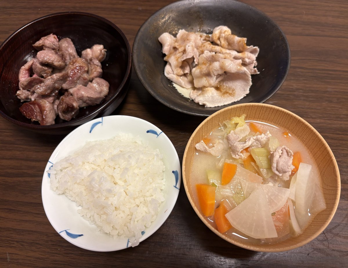 jujukoh's tweet photo. 関農園の米、豚汁、豚しゃぶ、ラム肉ソテーの肉肉しい夕飯

関農園の白米おいしいな https://t.co/bN8SEdYLQm