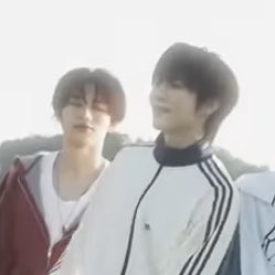 minnaganbare101's tweet photo. シンヘンくんと亮賀顔見合せて笑っている😭 https://t.co/U9LbJTowOO
