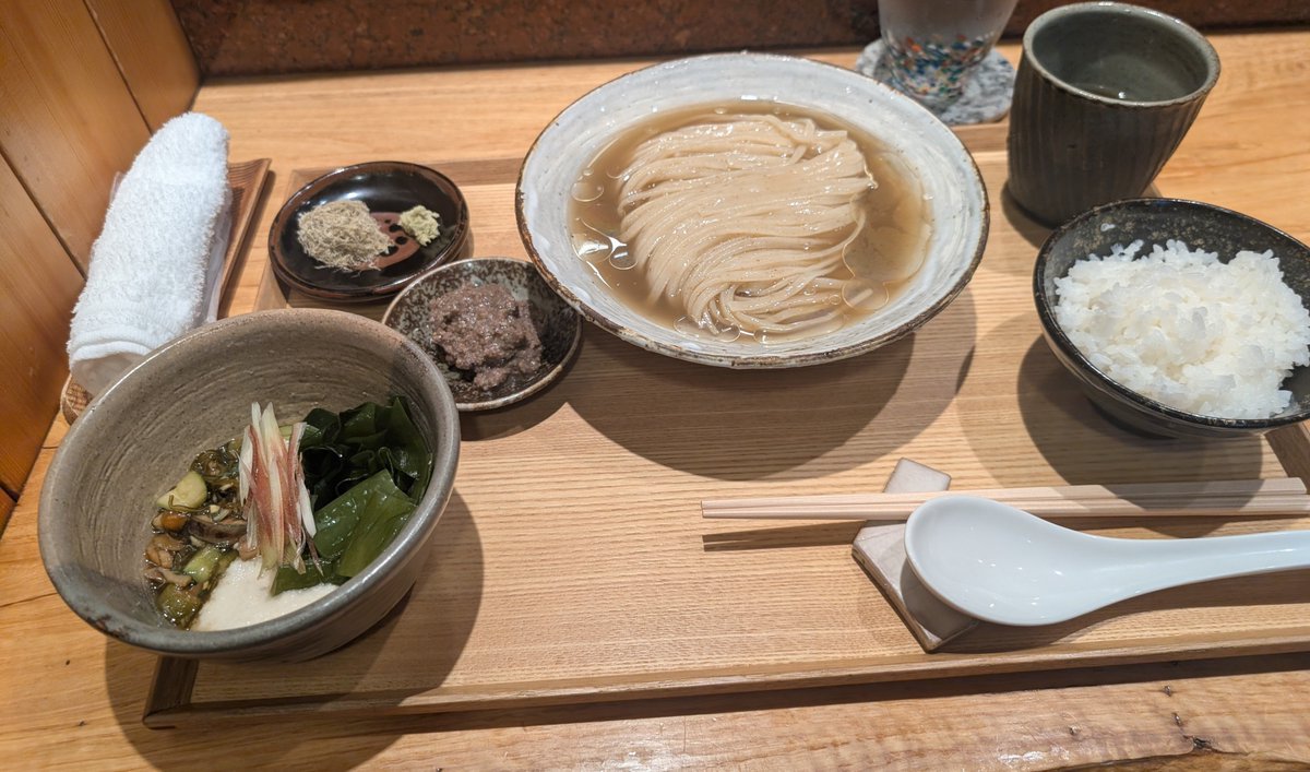 Mr_Wagara_Men's tweet photo. 120 #松戸市 #中華蕎麦とみ田 さんに訪問🤗
松戸冷麺2026,烏賊すぎて滅tp,小🍚,黒烏龍茶を注文‼️

一口目から麺がスープの旨味引き上げうんめぇ〜(*´Д`)ﾊｧﾊｧ💕

新鮮な蛍烏賊のペーストがON🍚でも堪んねぇ〜😍

お出汁割が出汁×2で際立つ旨さ🥰

富田大親分‼️

年一の至福な冷し🍜ご馳走様でした‼️ https://t.co/urZDKVmMzx