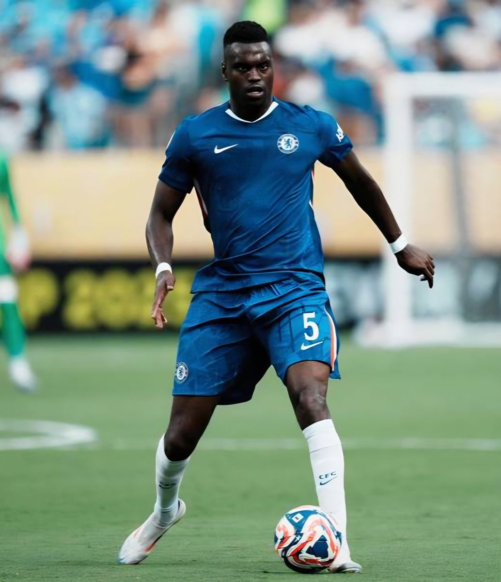 EnochCFC42's tweet photo. 🚨📢💙 Napoli are advancing in discussions with Chelsea for Benoît Badiashile with a loan discussed. Negotiations underway. The player is giving priority to Napoli, as a PL club is also pushing.

(@FabrizioRomano) #CFC https://t.co/ywoqZ6Mrp4