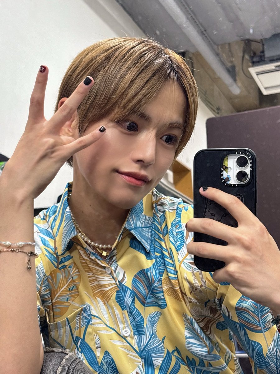 mxv_kei's tweet photo. WAVE リリイベファイナル~！！
最後はアロハで締めました~天気悪めの中来てくれた皆んなありがとうございました🌺🤙🏻🙂‍↔️
またすぐ新曲と一緒にお会いしましょ☺︎

#MXV_WAVE https://t.co/tq7eRzMD4c
