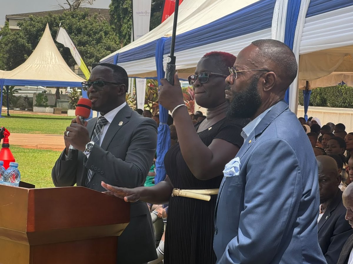 cbsfm_ug's tweet photo. Aba @RCKSI  bawaddeyo ensimbi emitwalo ebiri mu za Doola za America (Obukadde 78 mu za Uganda) olw’okuwagira omulimu gw’okugula eddwaliro eriseeseeya ku nnyanja okuwa aba Sese obujjanjabi.
Ensimbi zino zanjuliddwa Katikkiro @cpmayiga mu kitikkula oluwalo mu Bulange e Mengo.
#cbsat30