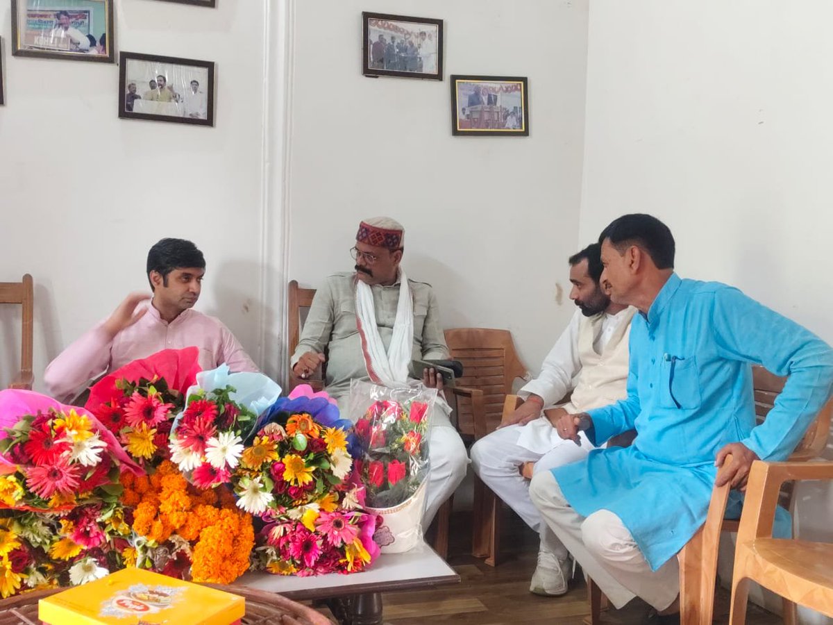 RLD7231's tweet photo. #सोनभद्र 

 जनपद बस्ती में RLD सोनभद्र के पदाधिकारियों ने नव नियुक्त प्रदेश अध्यक्ष आदरणीय श्री ऐश्वर्य राज सिंह जी से मुलाकात कर शुभकामनाएं प्रेषित की। साथ ही परम आदरणीय राजमाता बस्ती श्रीमती आशिमा सिंह जी का स्नेहिल सानिध्य प्राप्त किया।

@jayantrld
@RajSinghBastiUP
@RLDSpeaks https://t.co/pRrwGeO0L8