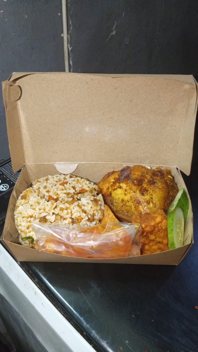 sixtiessssss's tweet photo. Hai haii mau spilll jualan kakak aku. Dia baru buka toko di gojek, kalau tertarik bisa di coba ya lokasi nya di mampang Jakarta selatan. https://t.co/JKnZzRcNji.  Jual nasi tutug oncom dengan lauk ayam dan sebagainya, di jamin enak. Coba in ya 
#zonauangㅤ #jakartaselatan https://t.co/zvF8LvqX3Y