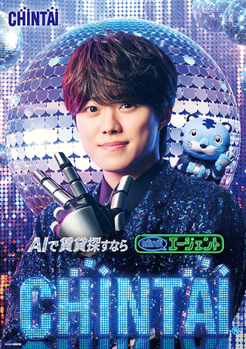 topicool_jp's tweet photo. 【トピクル】

大橋和也、青く輝く衣装で「本職」のアイドル全開！新CMで魅せるクールな表情と笑顔のギャップ

見ているこちらまで幸せになる人懐っこい笑顔がチャームポイントですが、今回は封印!?カメラの前でクールな視線を投げかけます

▼記事はこちら▼
🔗https://t.co/VMtJ8bwDNo

＃大橋和也 https://t.co/VkCPSfhNN4
