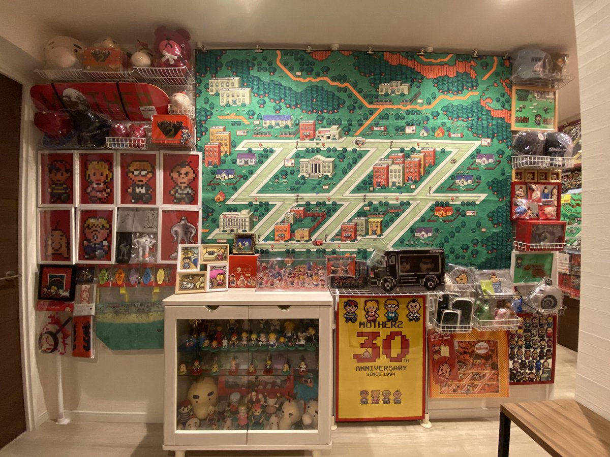 pino_atumori_7's tweet photo. ようやく持っているMOTHERシリーズのグッズを全部飾る事ができました✨また玄関前を大幅に変更😭今回はラグを主役にしました✨他の場所(廊下)もちょこっと変更💪一番くじも飾れたので満足✨
32周年前に飾れて良かった😭
#MOTHER2 https://t.co/ieDYqruTjZ