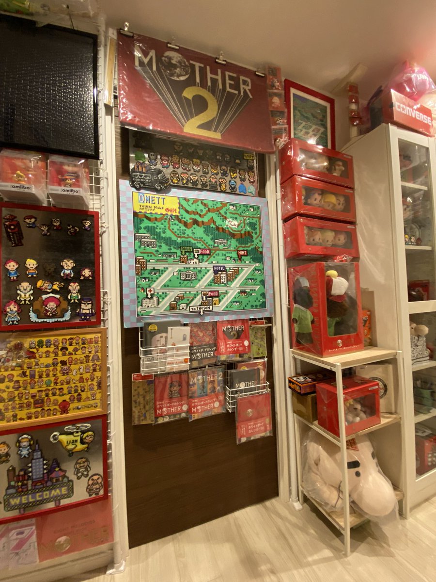 pino_atumori_7's tweet photo. ようやく持っているMOTHERシリーズのグッズを全部飾る事ができました✨また玄関前を大幅に変更😭今回はラグを主役にしました✨他の場所(廊下)もちょこっと変更💪一番くじも飾れたので満足✨
32周年前に飾れて良かった😭
#MOTHER2 https://t.co/ieDYqruTjZ
