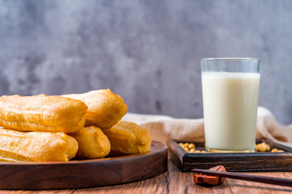 roger_ansay's tweet photo. Trying local street food in the old market—crispy fried dough sticks with warm soy milk, perfect morning fuel! https://t.co/PnquK9aIkc