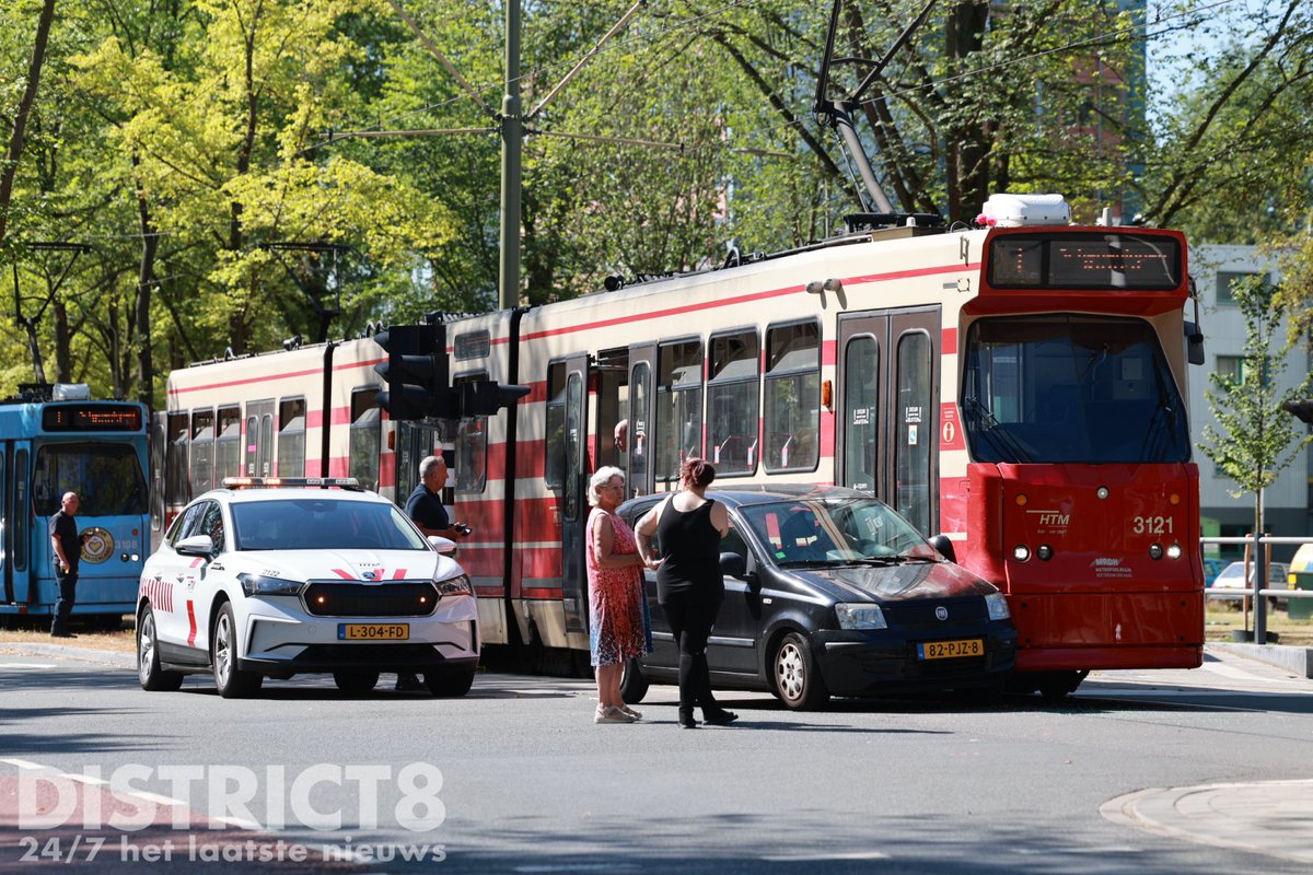 Aanrijding tussen tram en auto op kruising Buitenhofdreef en Van der Slootsingel in Delft