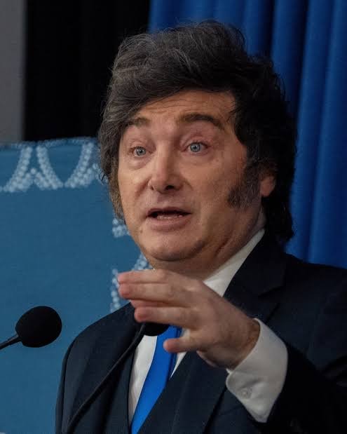 Mileistesfr's tweet photo. Milei décrète la fin de la santé gratuite pour les étrangers !

Le gouvernement a réglementé le nouveau système de soins de santé pour les étrangers non-résidents permanents : en dehors des urgences, ceux qui souhaitent recevoir des soins habituels dans les hôpitaux devront présenter une assurance médicale avec une couverture suffisante ou payer la prestation à l'avance.

Les urgences continueront d'être prises en charge sans restriction, mais une fois le patient stabilisé, les frais engagés depuis la fin de l'urgence jusqu'à la sortie pourront être facturés. 

Avec ce schéma, le gouvernement cherche à éviter que les Argentins finissent par financer les traitements des étrangers, et à remplacer l'ancien système par un système où chaque patient ou son assureur prend en charge le coût.

Enfin !
