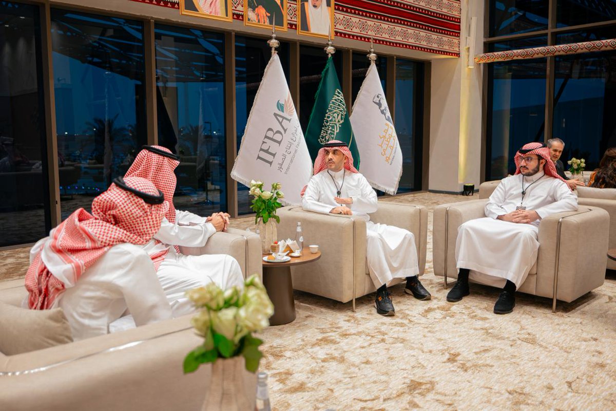 NBSO_sa's tweet photo. تلبيةً لدعوة نادي الصقور السعودي، زار الرئيس التنفيذي لـ #المكتب_الاستراتيجي_لتطوير_منطقة_الحدود_الشمالية المزاد الدولي لمزارع إنتاج الصقور 2026م .

وتأتي هذه الزيارة دعمًا للجهود الرامية إلى إحياء موروث الصقارة وتعزيز حضوره، والتعريف بما يقدمه القطاع من فرص للتطوير والاستثمار. https://t.co/YLheplgxJ2