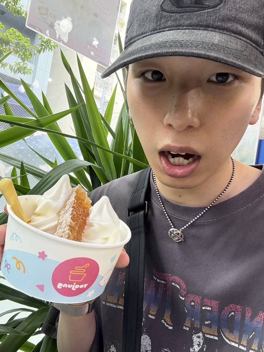 1209_shuma's tweet photo. 最近流行ってるスイーツたべたよ🍨 https://t.co/w8TXE5ryID